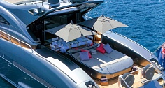 Mangusta 108 JFF стол и лежаки на корме - аренда яхты во Франции