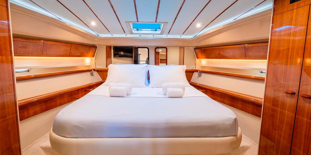 Аренда яхты Ferretti 53 на Миконосе - мастер-каюта