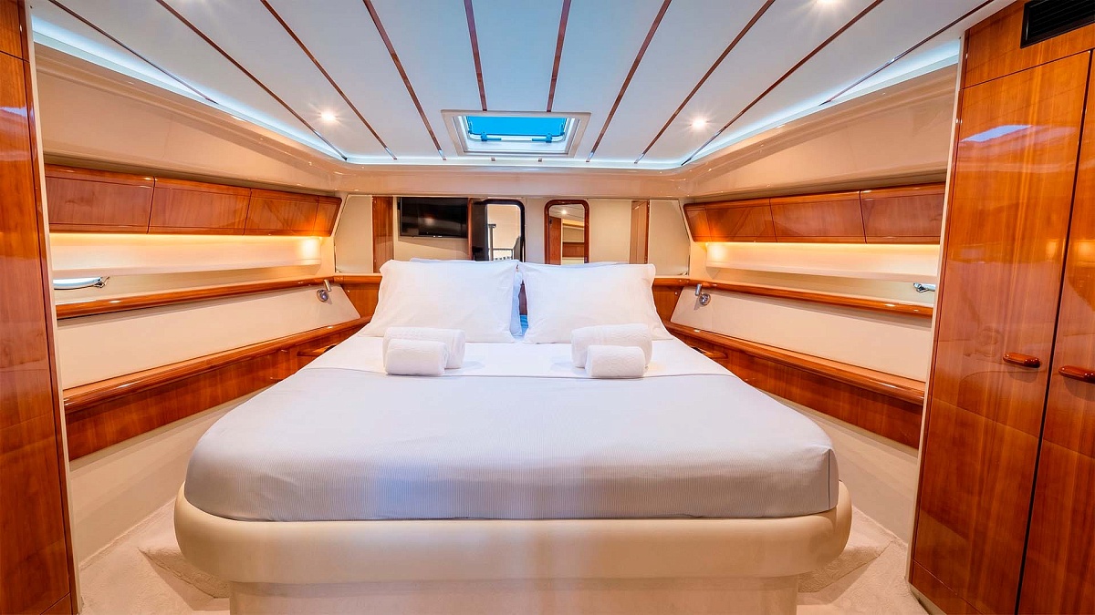 Аренда яхты Ferretti 53 на Миконосе - мастер-каюта