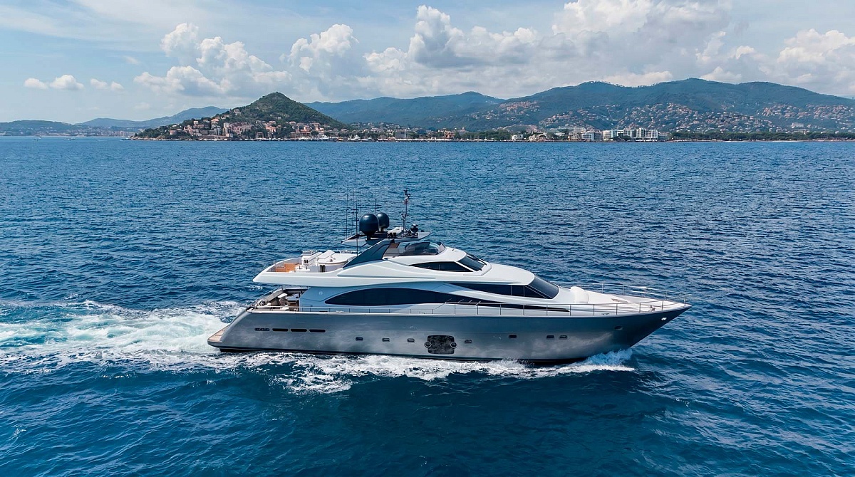 Аренда мега яхты Ferretti 881 во Франции, в движении
