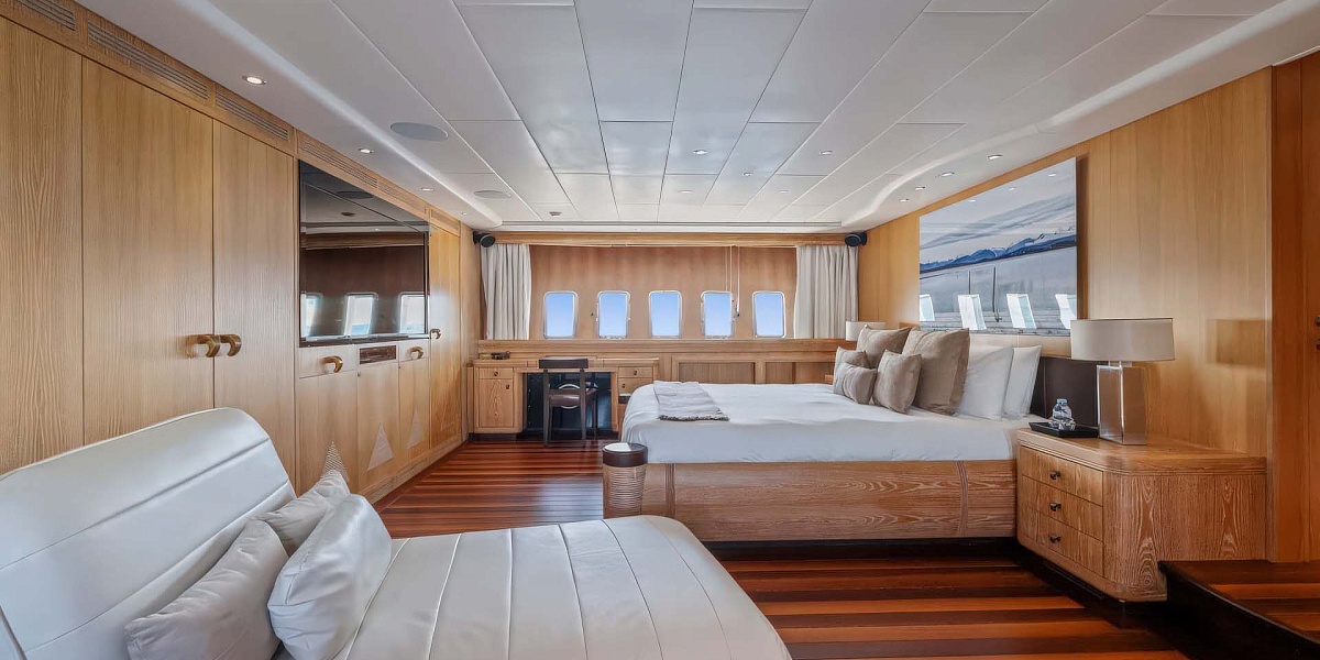 Mangusta 108 JFF мастер-каюта - аренда мега яхты во Франции