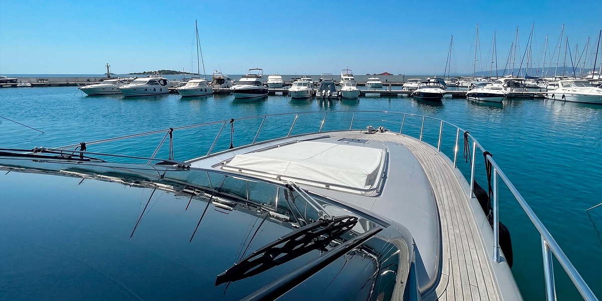 Аренда яхты Riva 63 Vertigo во Франции  - нос яхты с лежаком