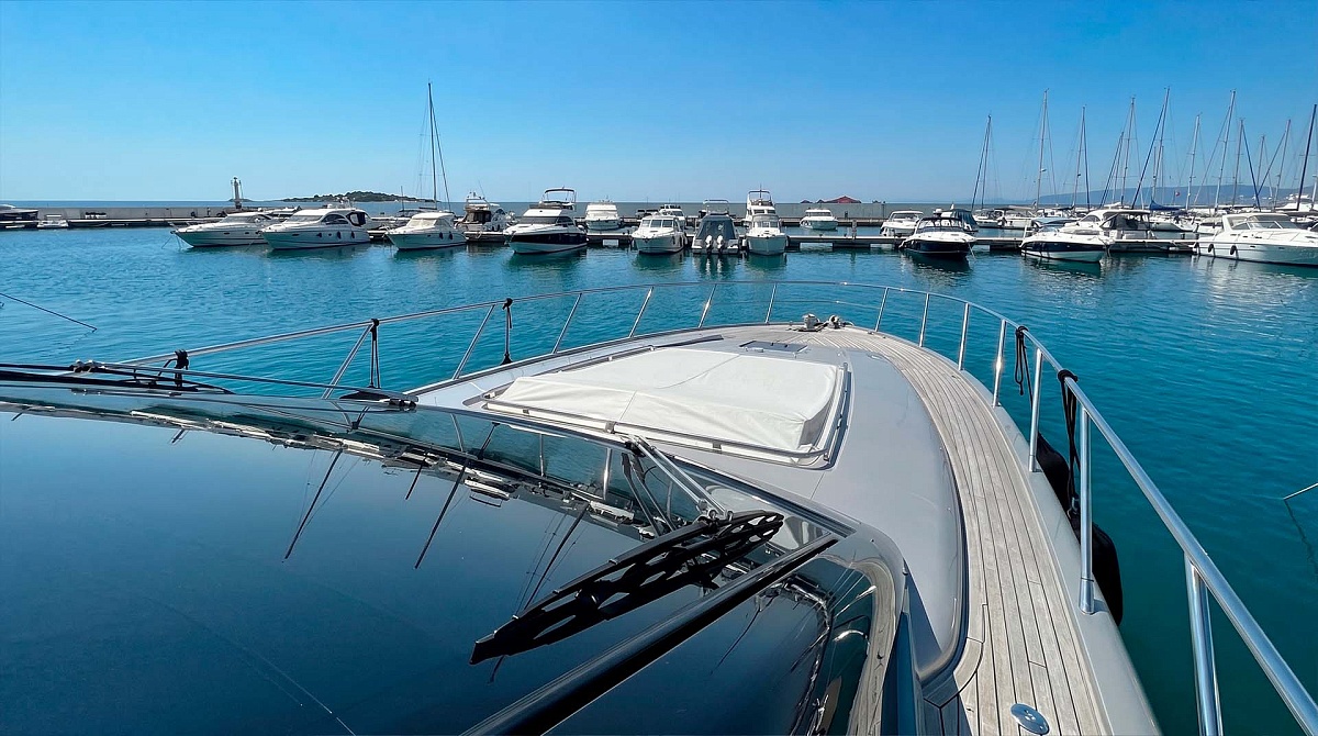 Аренда яхты Riva 63 Vertigo во Франции  - нос яхты с лежаком
