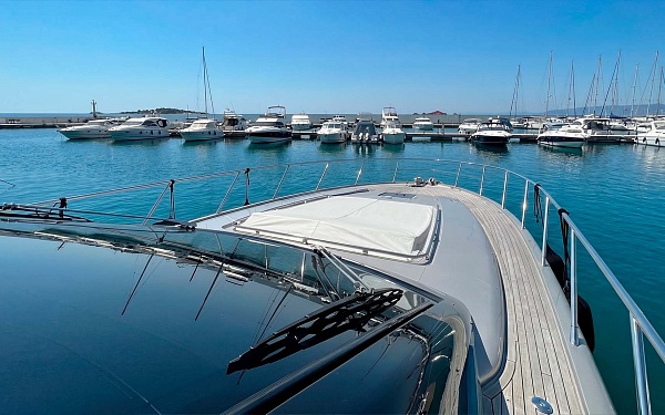 Аренда яхты Riva 63 Vertigo во Франции  - нос яхты с лежаком