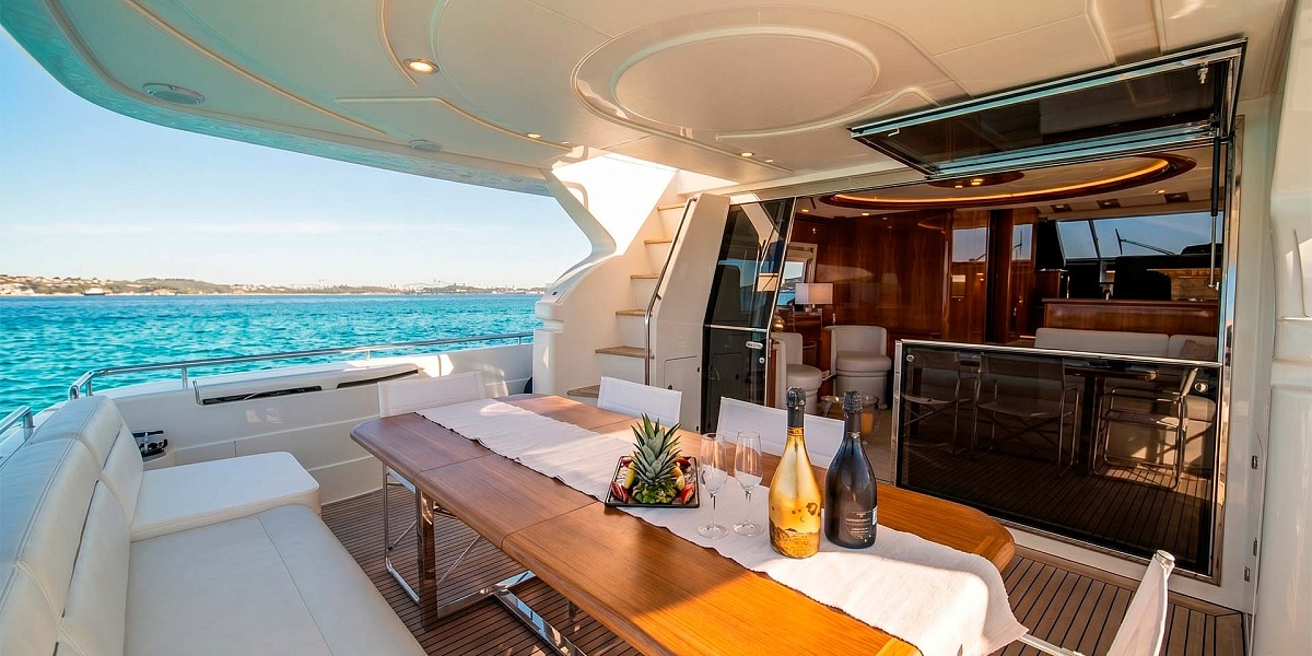 Аренда яхты Ferretti 68 на Миконосе - лаунж на корме