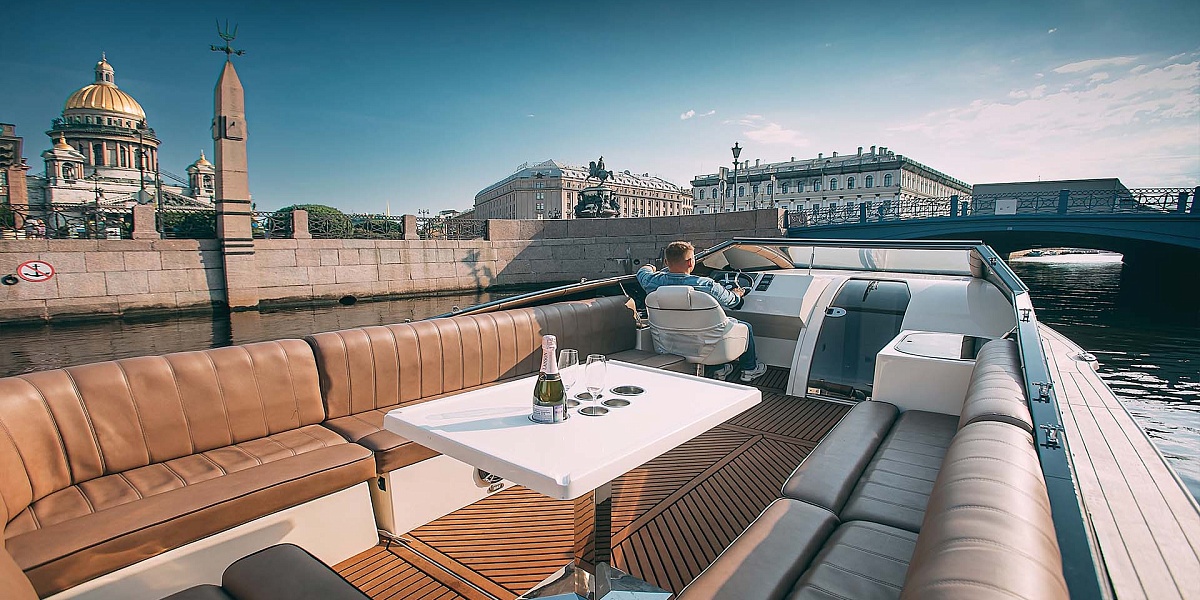 Аренда катера Белуга в Санкт-Петербурге