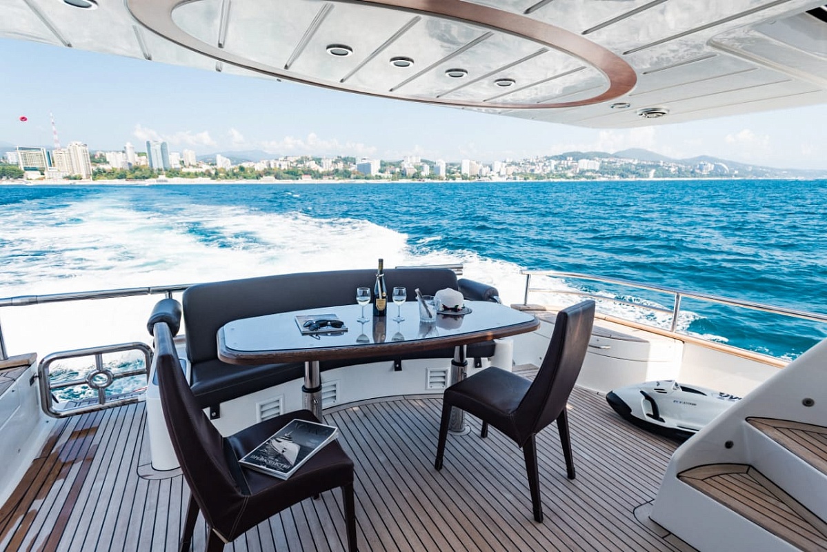 Elegance 64 аренда яхты в Сочи от Extremalov Group
