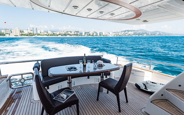 Elegance 64 аренда яхты в Сочи от Extremalov Group