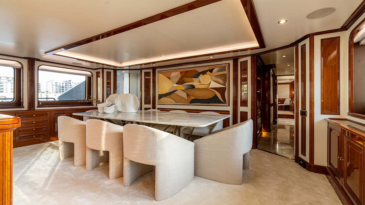 Обеденная зона в главном салоне яхты Benetti 115 DXB во Франции