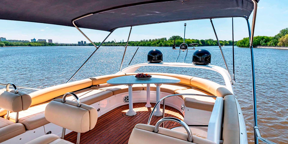 Аренда яхты Fairline Phantom 40 в Москве и Подмосковье - третья палуба