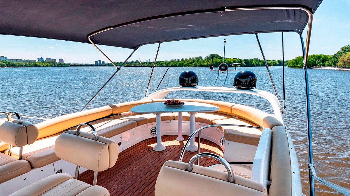 Аренда яхты Fairline Phantom 40 в Москве и Подмосковье - третья палуба