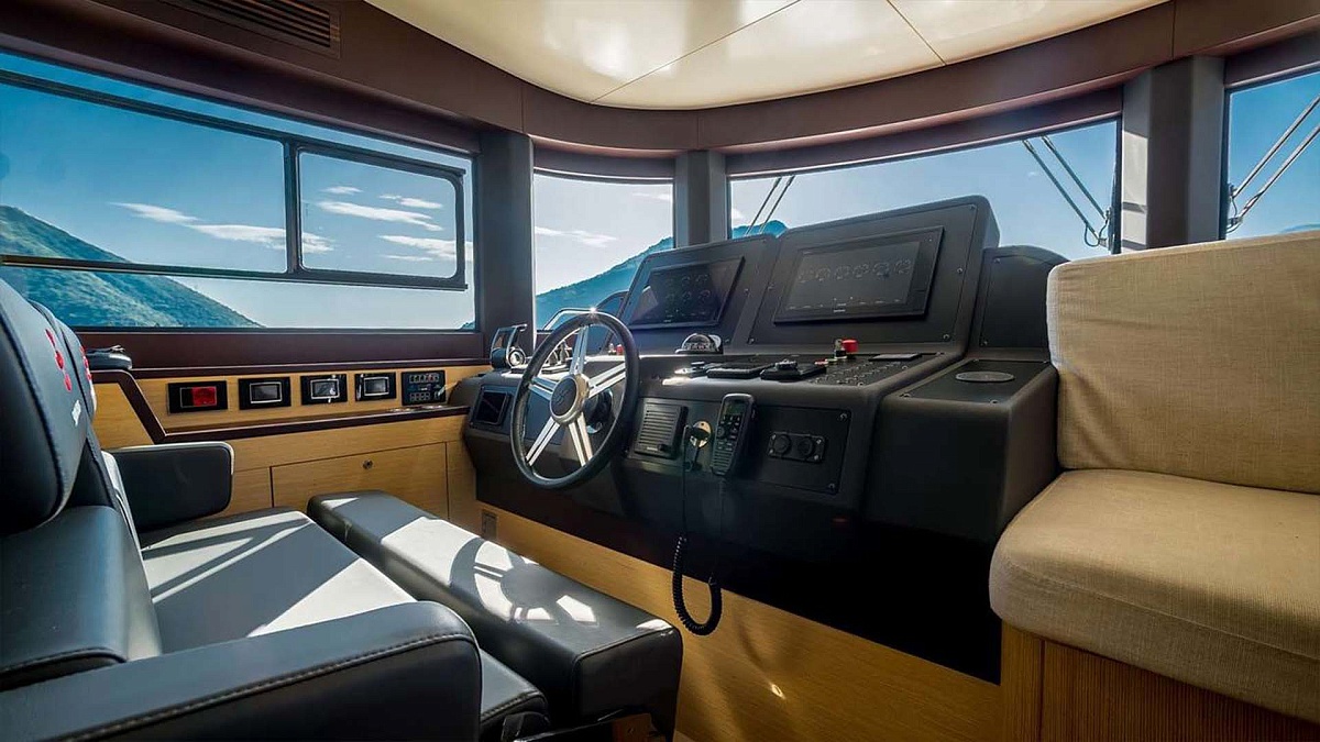 Пост управления на главной палубе яхты Sirena 64