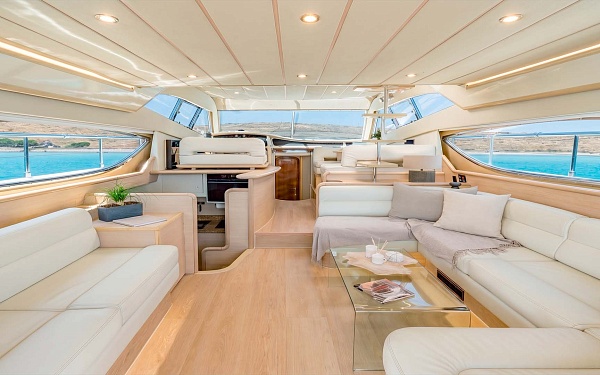 Аренда яхты Ferretti 53 на Миконосе - салон