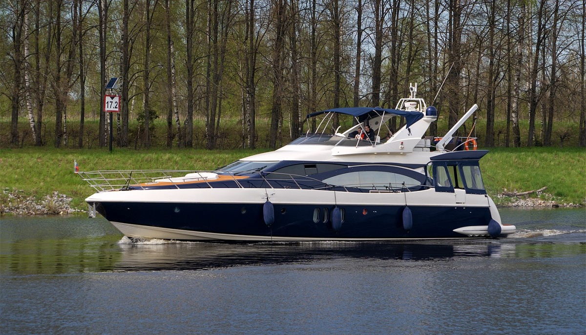 Аренда моторной яхты Azimut 68 В Москве