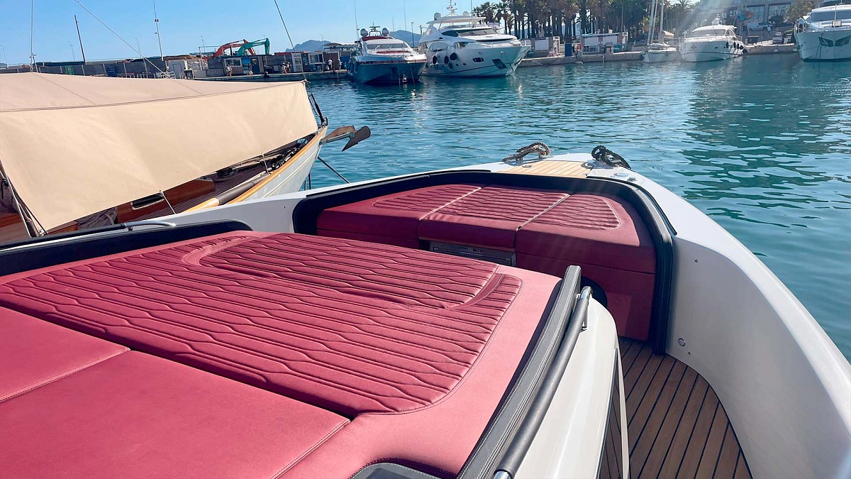 Лежаки на носу яхты Cranchi A46 Luxury Tender во Франции
