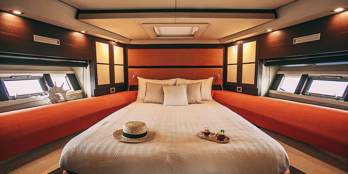 Аренда моторной яхты Azimut 62S в Санкт-Петербурге