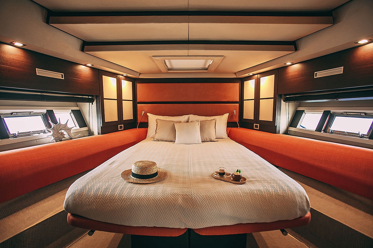 Аренда моторной яхты Azimut 62S в Санкт-Петербурге
