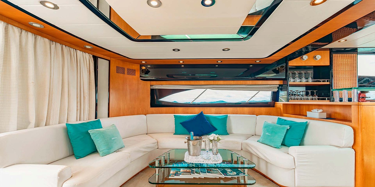 Аренда яхты Riva 70 Aria Blue на Пхукете - много диванов в салоне