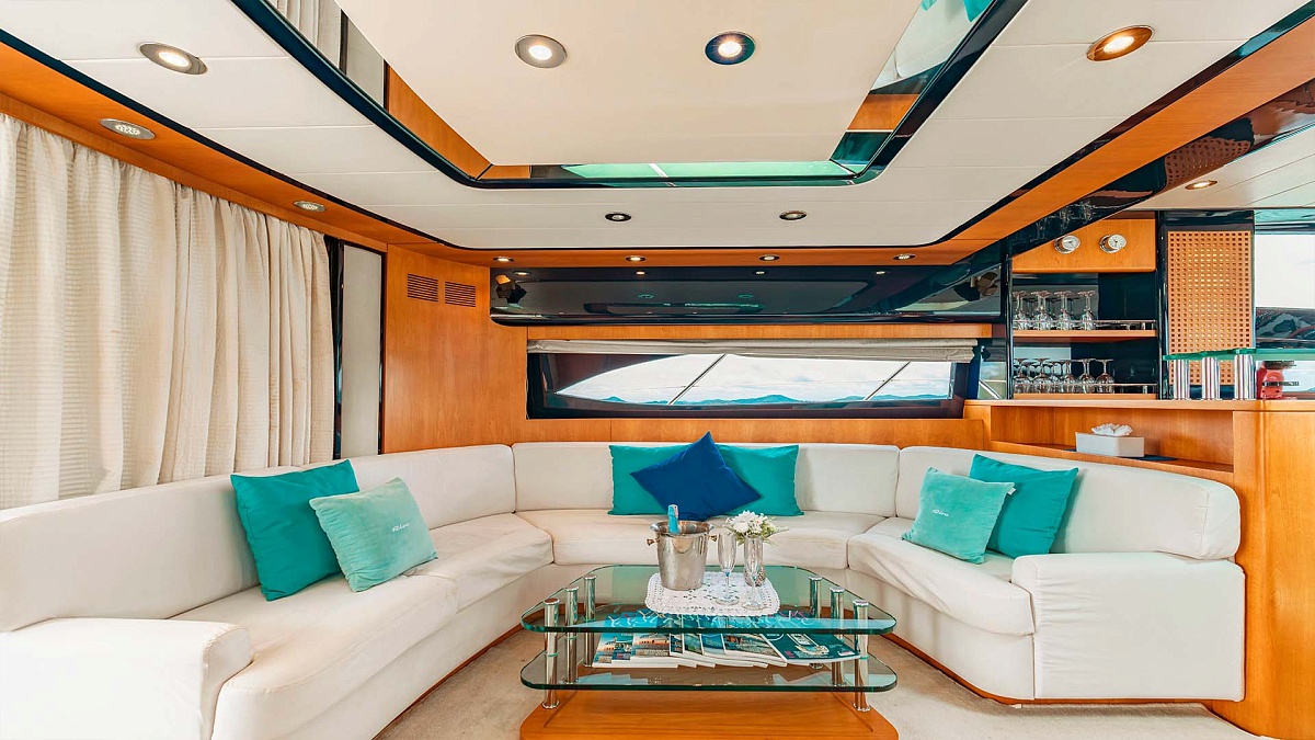 Аренда яхты Riva 70 Aria Blue на Пхукете - много диванов в салоне