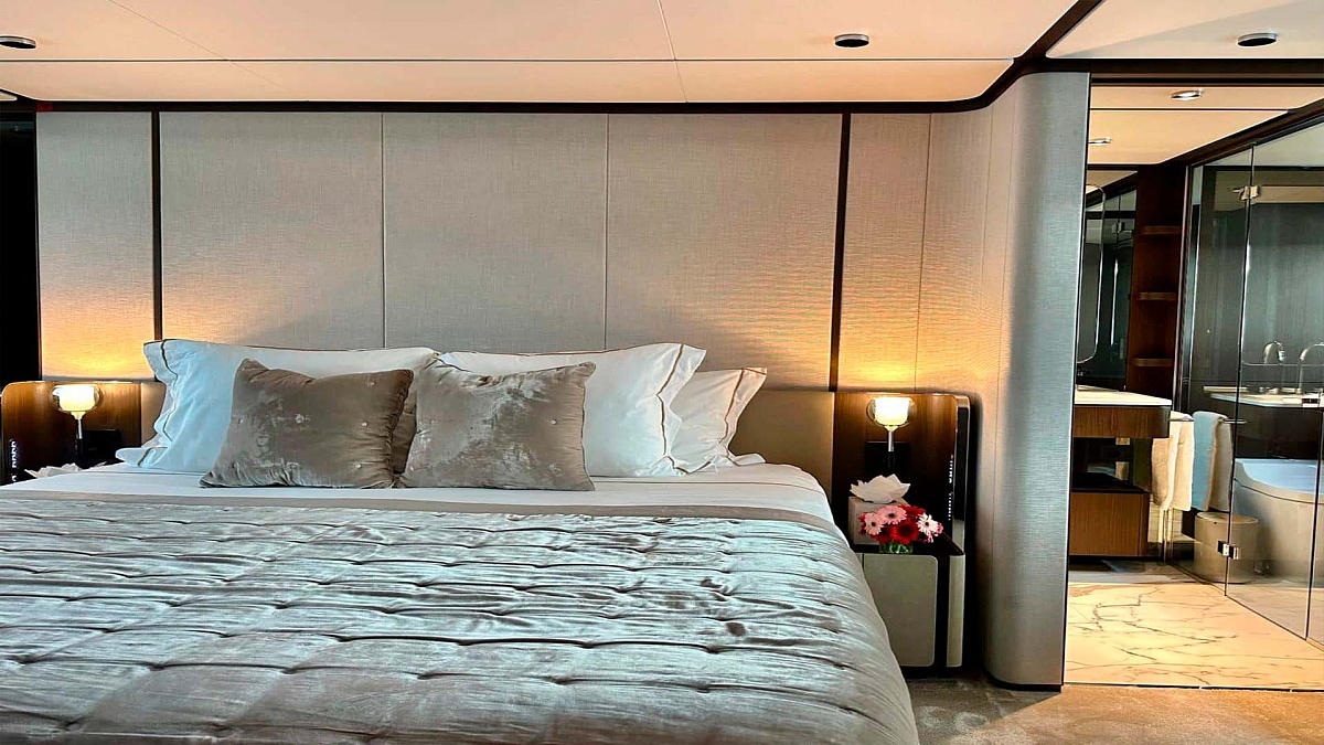 Мастер-каюта на яхте Ferretti 860