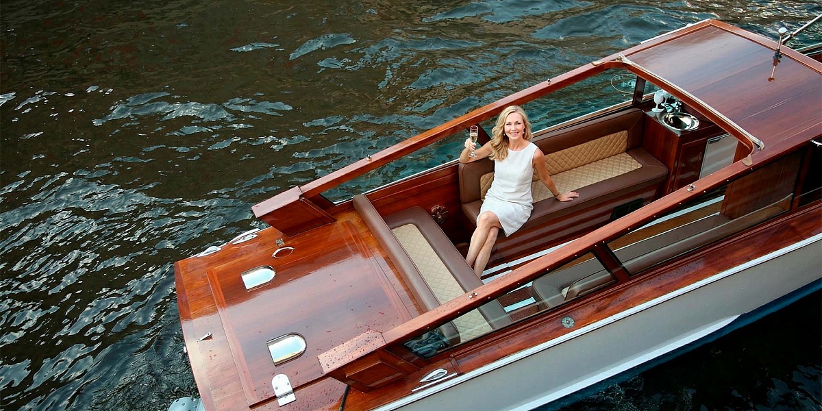 Аренда катера Императрица в Питере - девушка с бокалом
